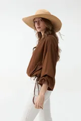 Campera negra corta con cierre frontal y mangas anchas.