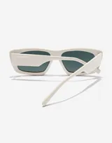 Lentes de sol Hawkers Zenith unisex, con montura cuadrada color crema y lentes color turquesa.
