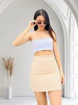 Conjunto de top bandeau y minifalda color negro.