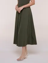Vestido midi sin mangas de color verde militar, confeccionado con la parte superior en tejido de punto acanalado con cuello alto y falda acampanada de gran vuelo.