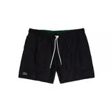 Short de baño Lacoste color negro, con cintura elástica y cordón de ajuste blanco. Presenta el logo de la marca bordado en la parte inferior derecha y detalles en color verde en el interior de la cintura y los bolsillos laterales.