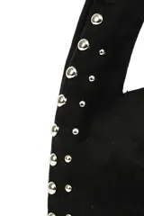 Cartera negra de poliéster con diseño de tachas metálicas plateadas en los bordes y en la correa. Tiene cierre superior y un compartimento principal.