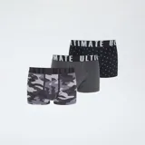 Pack de tres boxers de hombre. Uno es gris jaspeado liso, otro es negro con estampado de cruces blancas y el tercero es gris oscuro con estampado de camuflaje. Todos tienen cinturilla elástica blanca con texto negro.