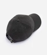 Gorra de béisbol con visera curva, confeccionada en tejido estructurado con textura similar a la lana en color gris oscuro.