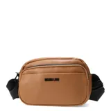 Cartera bandolera Las Oreiro confeccionada en cuero sintético color tostado, con diseño compacto y funcional. Presenta un compartimento principal con cierre, bolsillo frontal con cierre, bolsillo posterior antirrobo y correa ajustable de cinta negra con logo grabado.