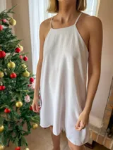 Vestido corto color tostado, de corte suelto y breteles finos.