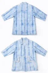 Camisaco oversized de algodón y lino color blanco con rayas verticales celestes. Tiene cuello camisero, manga larga y largo medio.