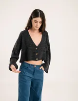 Saco tejido en mohair color gris oscuro, largo a la cintura con mangas oxford y botones marrones.