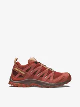 Championes Salomon XA Pro 3D de diseño técnico para trail running, en tonos rojizos y marrones. Presentan una estructura robusta con tecnología 3D Chassis para mayor estabilidad, sistema de cordones de ajuste rápido y suela Contagrip diseñada para un agarre superior en terrenos irregulares.
