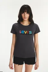 Remera gris de algodón con logo Levi's estampado en el pecho con letras de colores.