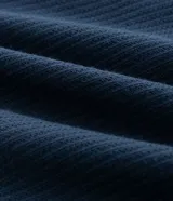 Bermuda masculina texturizada color azul marino, confeccionada en algodón, con elástico y lazo en la cintura, y bolsillos laterales.