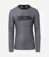 Suéter de punto con diseño de rayas verticales en tonos gris y negro, cuello redondo, manga larga y estampado frontal con la palabra Rebellion en estilo gótico.