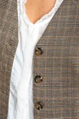 Chaleco marrón con estampado de cuadros, escote en V y cierre frontal con botones.