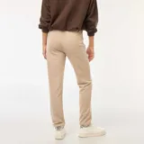 Pantalón de jogging color beige con cintura elástica y cordón ajustable.