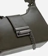 Cartera tipo baguette de la marca Satinato, confeccionada en poliuretano con acabado brillante. Presenta un diseño estructurado con correa ancha, cierre superior con cremallera y un detalle metálico frontal con cadena decorativa.