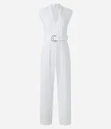 Mono largo de crepé color blanco, sin mangas, con cuello en pico, hombreras, pliegues, trabillas y cinturón con hebilla de aro doble.