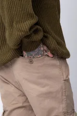 Pantalón cargo color beige, con bolsillos laterales tipo cargo con solapa y cierre de botón, corte recto y ajuste cómodo.