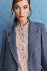 Blazer de corte recto y silueta relajada, de color tostado, con solapas clásicas y bolsillos con solapa en los laterales.