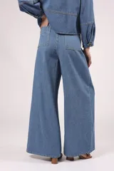 Pantalón de jean de tiro alto, corte palazzo y pierna ancha.