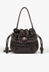 Cartera tipo bucket marrón oscuro de cuero con diseño trenzado y cierre de cordón ajustable, asa superior trenzada y monedero rectangular desmontable con cierre.
