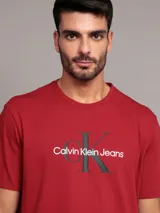 Remera Calvin Klein Jeans de punto de algodón prémium en color rojo, con corte regular clásico, cuello redondo, mangas cortas y monograma de la marca estampado en el pecho.