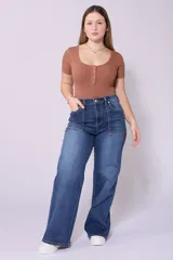 Pantalón de jean azul oscuro, corte wide leg, tiro alto y detalle de bolsillos frontales con costuras a la vista.