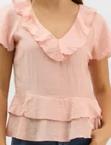 Blusa de satén color rosado con acabado texturizado, escote en V con volados, mangas cortas acampanadas y diseño péplum de doble nivel en la parte inferior.