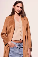 Trench largo color beige de gamuza sintética, con solapas y corte recto.