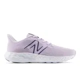 Championes New Balance modelo 411 para mujer, color lila claro con logo "N" en azul marino. Tienen una capellada de malla transpirable y una entresuela blanca con textura.