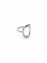 Anillo de diseño minimalista con forma ovalada abierta, acabado pulido brillante.