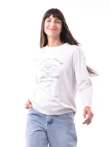 Remera de manga larga color crema con cuello redondo y un estampado central de un ramo de flores rosadas y naranjas en un jarrón azul oscuro.