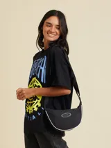 Bandolera negra de diseño curvo y estilo deportivo, con ribete blanco en el borde y logo de la marca en la parte frontal. Cuenta con correa ajustable y cierre superior.