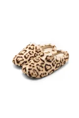 Pantuflas de estar por casa con diseño de animal print, confeccionadas en material sintético de pelo corto con interior forrado.
