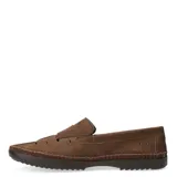 Mocasines de cuero color marrón con diseño tipo náutico, puntera redonda, aberturas laterales y costuras reforzadas en el contorno. Incluye detalle de logo circular en el empeine y suela de goma oscura.