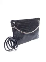 Sobre plateado de cuero con textura, cierre superior y cadena metálica decorativa. Incluye correa de cuero desmontable y regulable.