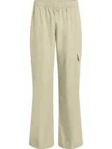 Pantalón cargo color beige de corte recto, con cintura elástica, bolsillos laterales y bolsillo cargo en la pierna.