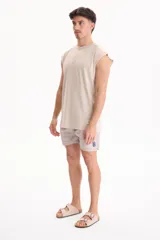 Musculosa de algodón fit oversize con lavado acid wash color marrón, cuello redondo y sisas amplias.