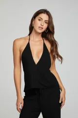 Top negro con escote halter y espalda descubierta.