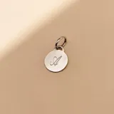 Dije circular de plata 925 con acabado satinado y letra grabada en el centro.