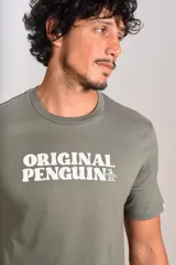 Remera verde militar de manga corta, con cuello redondo y estampa frontal con la inscripción "Original Penguin" en color blanco.