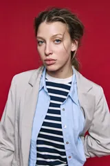 Blazer beige de corte recto, con solapa clásica, bolsillos frontales con solapa y cierre de un botón.