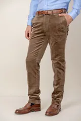 Pantalón de pana de corte recto custom fit, color marrón, con bolsillos laterales y cierre de botón y cremallera.