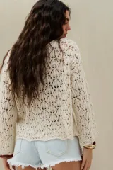 Sweater de tejido calado estilo crochet, color marrón chocolate, con mangas amplias y silueta relajada.