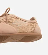 Championes de diseño bajo color tostado, con paneles laterales y superiores de encaje floral semitransparente, combinados con recortes de material sintético y cierre de cordones al tono.