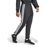 Pantalón de jogging Adidas modelo M 3s Ft Tc Pt, color negro con las tres tiras características en los laterales de color blanco y el logo de la marca bordado en la pierna izquierda. Cuenta con cintura elástica con cordón de ajuste y puños en los tobillos.