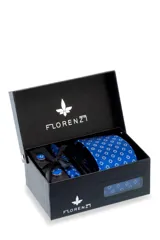 Set de regalo Florenzi, compuesto por corbata azul con estampado de flores blancas, pañuelo de bolsillo a juego y gemelos forrados en la misma tela. Presentado en caja negra con el logo de la marca.