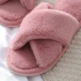 Pantuflas de estar por casa con diseño de bandas cruzadas, confeccionadas en material sintético de pelo largo y suave. Poseen suela de goma con plantilla acolchada.