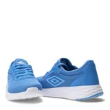 Championes deportivos Umbro modelo Run, color celeste con suela blanca. Confeccionados en tejido de malla transpirable, cuentan con cierre de cordones y el logo de la marca en el lateral y la lengüeta.
