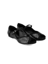 Ballerina peep toe de cuero negro con textura reptil combinada con gamuza, cuenta con una tira fina sobre el empeine con hebilla ajustable.