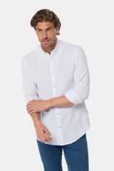 Camisa de lino celeste con rayas finas, cuello mao y mangas largas con puños abotonados. Cierre frontal con botones.